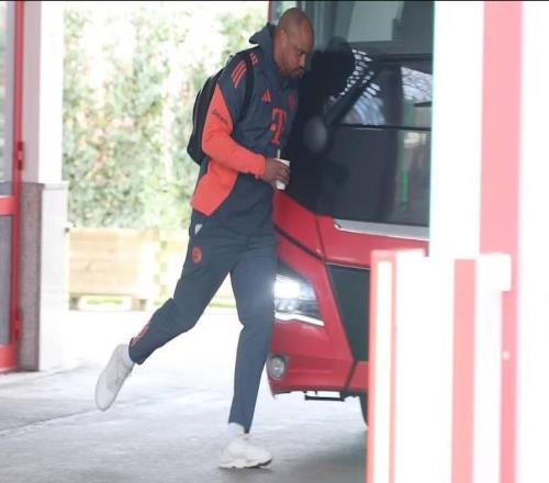 圖片報(bào)：拜仁大巴差點(diǎn)沒帶上孔帕尼就出發(fā)，因?yàn)樗ツ猛馓琢?/>
                                </a>
                            </div>
                            <div   id=