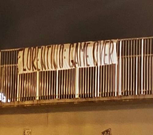 皇馬球迷懸掛橫幅表達不滿：弗洛倫蒂諾頻頻失敗的主席_西甲直播