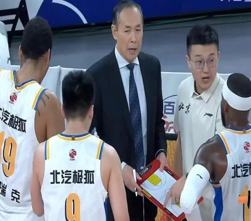 北京男籃下半場崩盤，上海男籃19分大勝，翟曉川12+6范子銘辣眼睛