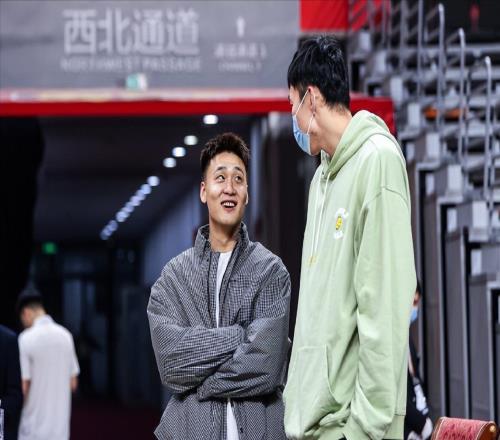 曾凡博最新消息！腰傷復(fù)發(fā)、手指受傷，歸期未定