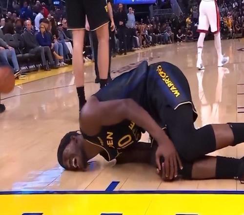 硬漢！巴特勒右膝反關(guān)節(jié)被攙扶下場(chǎng)擠出一絲笑容為勇士提振士氣