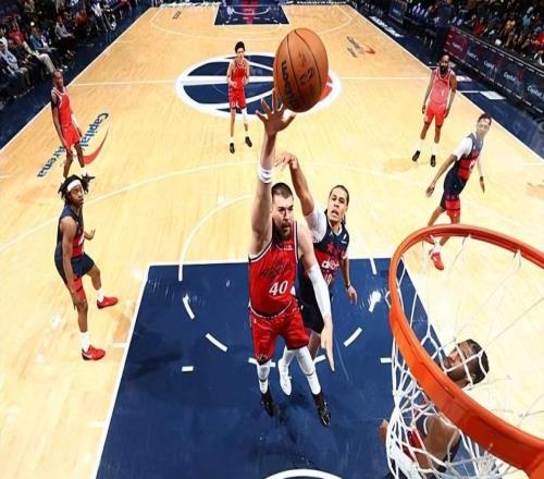 防守態(tài)度存在問題！快船內(nèi)線支柱在場上的效果并不能達(dá)到預(yù)期