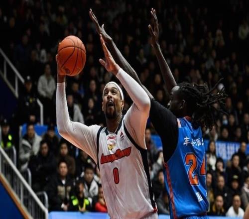 104比76狂勝28分！廣東送遼籃苦主17連敗：斬獲1000勝杜鋒笑了