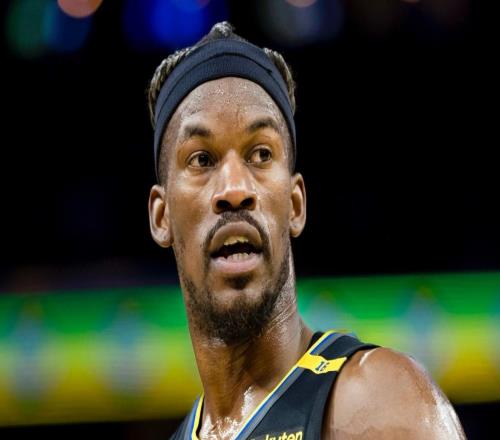 噩夢(mèng)！巴特勒膝蓋扭傷，被隊(duì)友攙扶回更衣室，退場(chǎng)露微笑真硬漢！