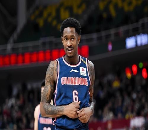 廣東千勝海報爭議！宏遠功勛外援：周琦不配上去，死神帕克更適合