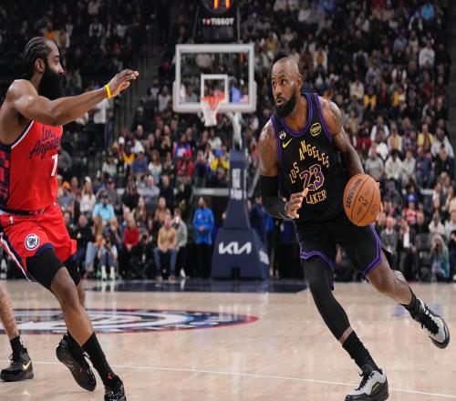 轟23+6+5再刷歷史首人紀錄！詹皇末節引兩波攻防浪潮41歲不服老