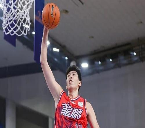 給機(jī)會(huì)就爆！徐昕轟24分14板統(tǒng)治加時(shí)賽，低位蛻變，杜鋒真不會(huì)用