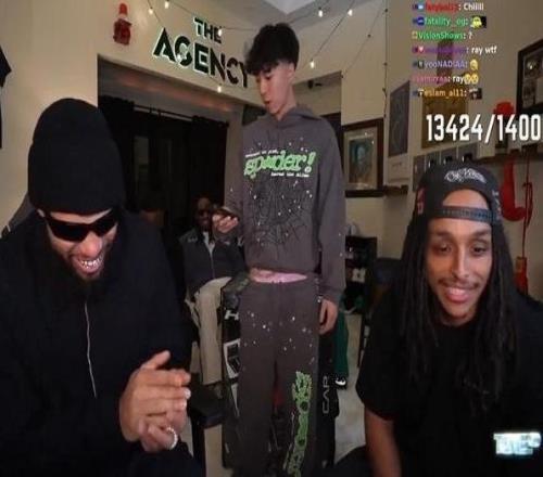 只能笑而不語，狄龍直播中被問防守詹姆斯背身單打經(jīng)典畫面