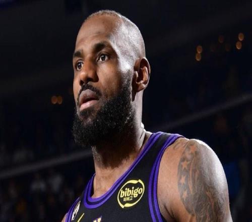 記者：詹姆斯賽季后有三選擇，降薪留隊、自由加盟別隊、退役