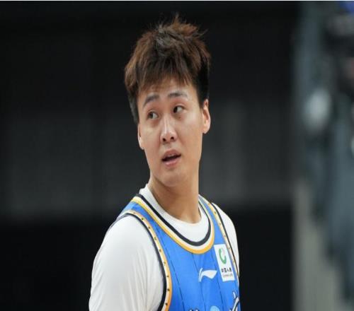 北京遭雙重打擊：輸?shù)卤?趙睿剛復出又受傷將帥不滿判罰抗議無效