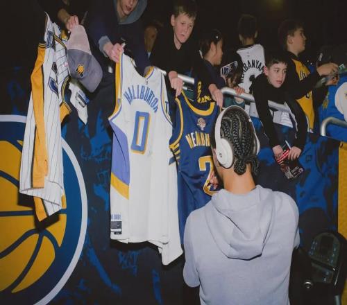 最后1分鐘落后9分的大逆轉(zhuǎn)，他統(tǒng)治加時(shí)賽！曾絕殺詹姆斯一球成名