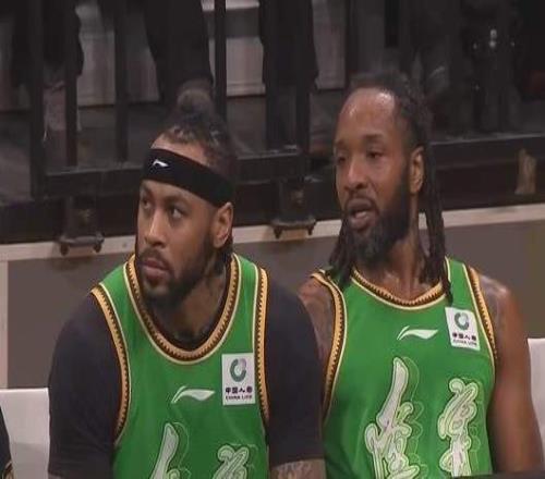 遼籃爆冷輸山東，兩人氣得徑直走回更衣室，楊鳴表情凝重，沒救了