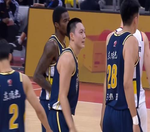 恭喜廣東隊！CBA最強中鋒打成大腿，已被朱芳雨重金“鎖人”！