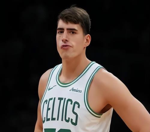 NCAA頂級中鋒，卻用了5年成為輪換，如今場均7+4，他是小楊的榜樣