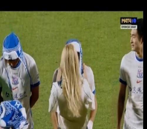 傳遞賽場友好，莫斯科迪納摩向申花球員贈送民族特色帽子