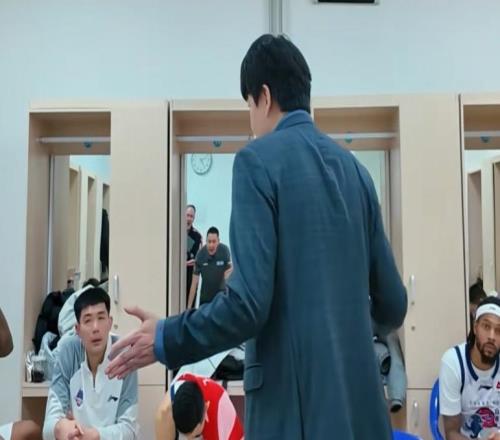 勝遼寧更衣室！邱彪與全隊擊掌慶祝，講話重提心態與拼，氛圍極佳