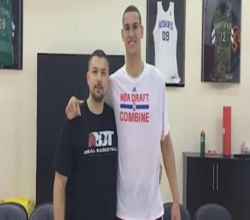 带着母亲遗愿战斗12年,交易添头成了队魂