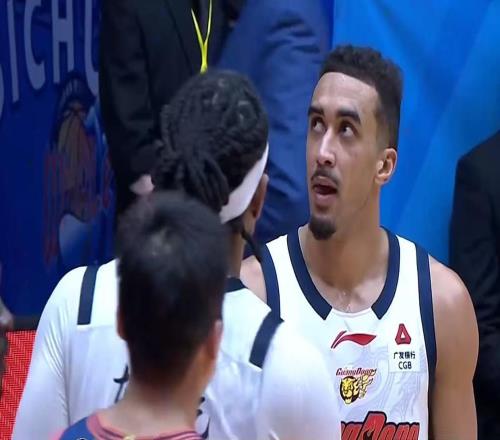 逼廣東隊裁掉奎因CBA強力中鋒制霸內線，或成杜鋒最大的對手！