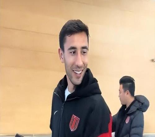 離譜！成都蓉城上演擺爛式引援身著隊(duì)服已到機(jī)場(chǎng)，球迷怨聲不斷