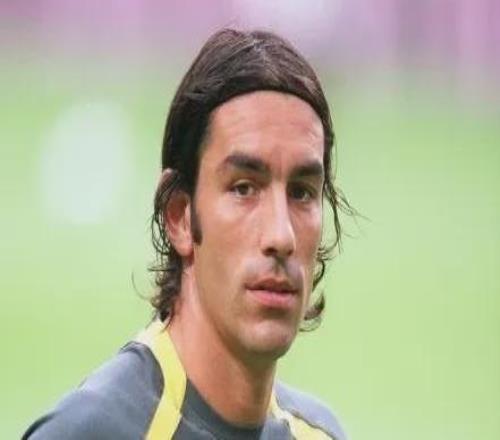 這憨憨的、滿臉胡渣的大叔竟然是阿森納昔日玉樹臨風的球星