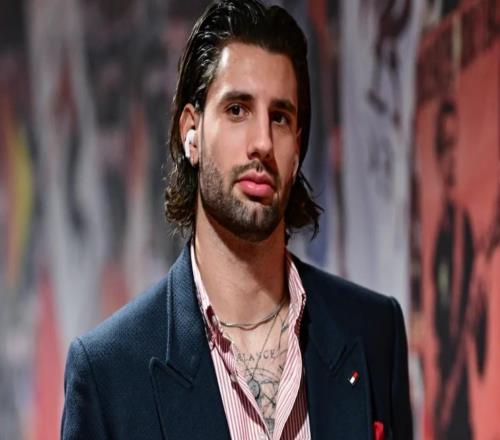 利物浦球員穿上了新贊助商的服裝，球迷調侃薩拉赫像火車司機