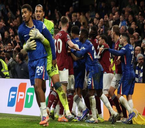 遭切爾西讓2追3！英超隊輸急眼干架數十人互相推搡鎖喉+扇耳光