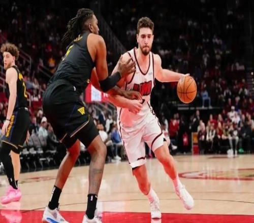 2場(chǎng)摘27籃板+13進(jìn)攻籃板，火箭組建內(nèi)線禁飛區(qū)！23歲高塔臨時(shí)轉(zhuǎn)型