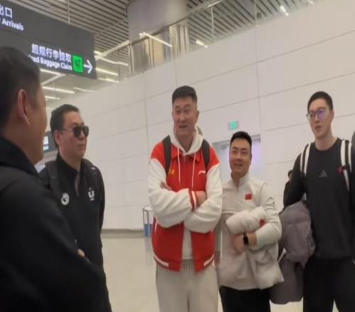 杜鋒再展情商！機場偶遇王懷玉為其慶生，徐杰起頭，全員唱生日歌