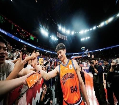 王哲林：想試試能不能拿最佳第六人，把CBA所有獎(jiǎng)項(xiàng)都拿齊