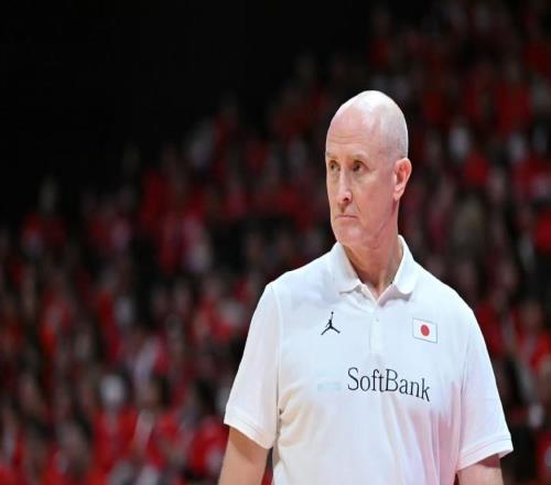 中國男籃決戰日本隊，賽前突收壞消息，小日子教練下課太無情