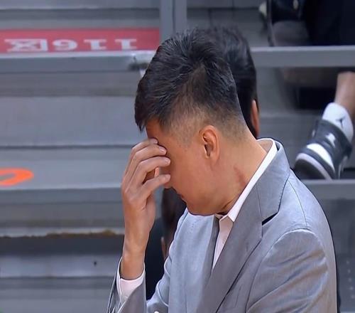 廣東兩節(jié)崩！半場(chǎng)落后上海21分，胡明軒隱形0得分，杜鋒掩面無(wú)奈