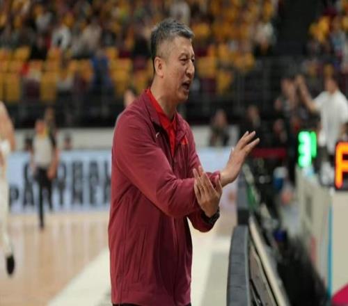 中國(guó)男籃拒絕三連??！全力戰(zhàn)勝日本隊(duì)，陣容大調(diào)整，央視直播