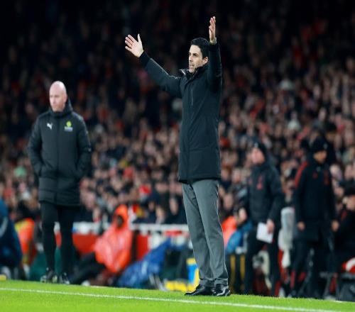 真是運(yùn)氣好槍手的冠軍越來越穩(wěn)：雖掉鏈子依舊，但對手也在掉