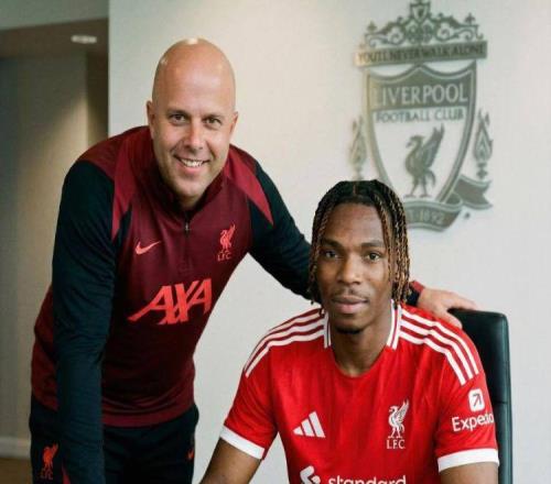 一夜三官宣！利物浦補(bǔ)后防，本澤馬空降新月，森林簽下22歲天才