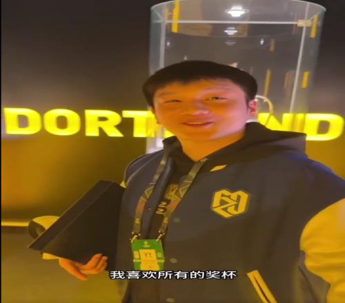 可愛樊振東參觀多特蒙德獎杯室,提到冠軍眼睛都亮了每個都喜歡