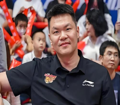 忍無(wú)可忍！關(guān)辛透露朱芳雨要補(bǔ)強(qiáng)內(nèi)線(xiàn)，廣東隊(duì)將引進(jìn)2米15大中鋒