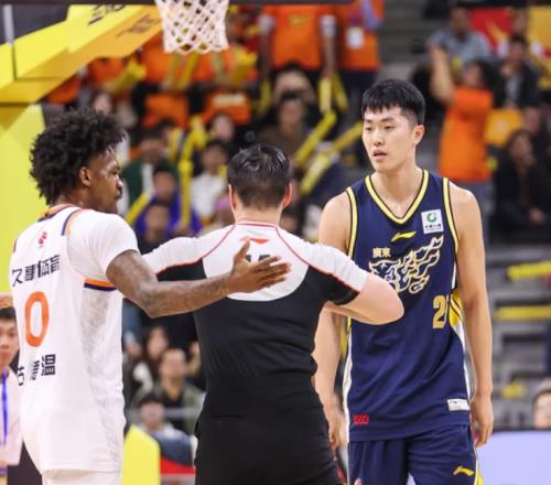 21分鐘得3分，場均1.7分1.1板，球迷：只要你上就知道杜鋒不想贏