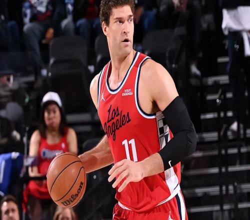 防守端又一次被打爆了，快船真的應(yīng)該謹(jǐn)慎使用這位內(nèi)線老將