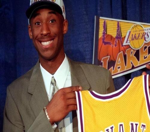 單換科比的男人，曾入選全明星的迪瓦茨，后來去了哪里發展如何