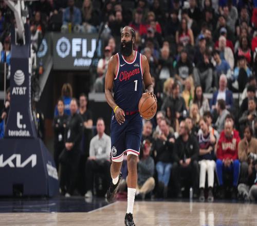 記者：哈登今天依舊去了快船訓練館練球，并和工作人員告別