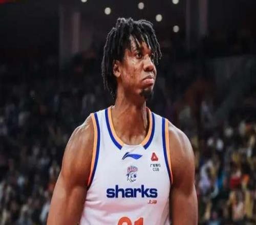 牛逼！28分15籃板+2搶斷3蓋帽，36歲老將，一人錘爆廣東3大內線