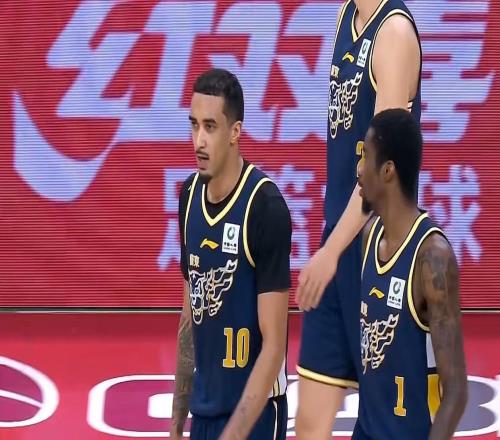 恭喜杜鋒！廣東隊(duì)迎來(lái)內(nèi)線補(bǔ)強(qiáng)機(jī)會(huì)，美國(guó)男籃主力中鋒可能加盟