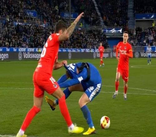 抽象點球，卡萊塔禁區內扒托尼球衣并將球衣罩托尼頭上被判點