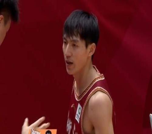 山東男籃備戰8強賽，高詩巖缺席，邱彪等來強人，或難扮演救世主