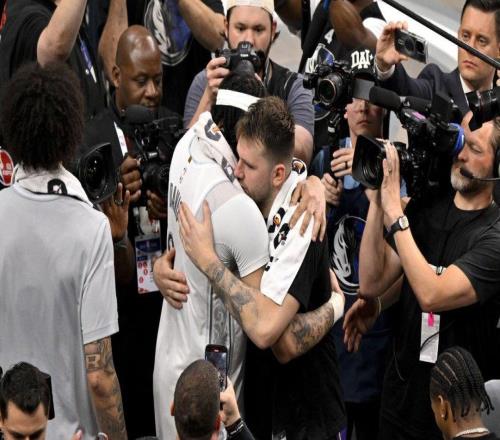 賺了，獨行俠隊在戴維斯送到奇才隊后，東契奇的交易回報情況更新