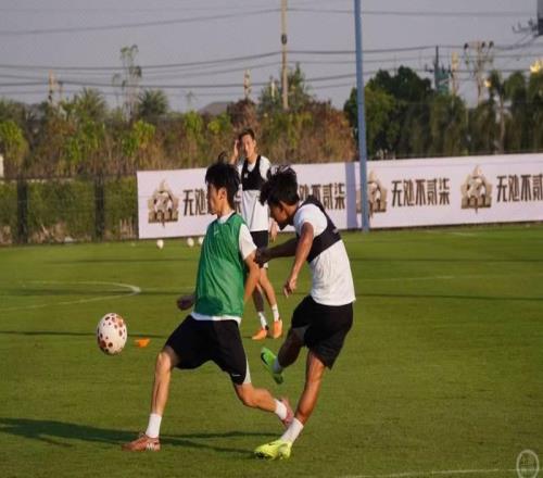 新春走基層銅梁龍冬訓備戰中超：希望在新賽季展現重慶隊的精氣神