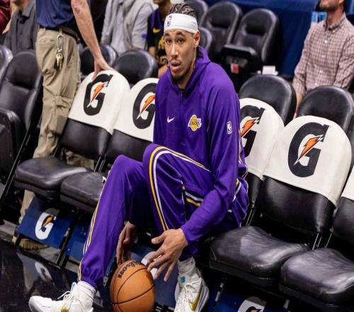 壞消息，湖人隊杰克遜海耶斯因推搡奇才隊吉祥物被禁賽一場