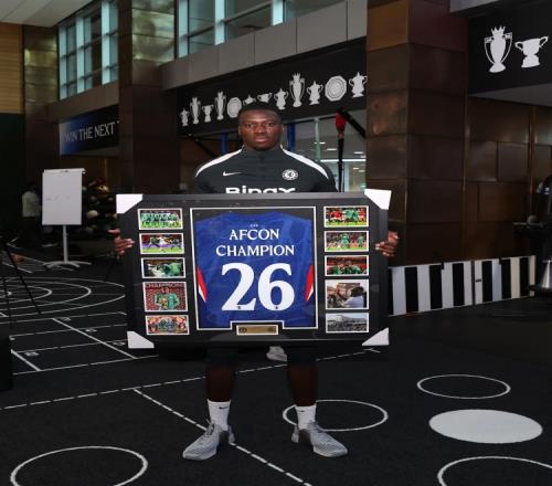 馬馬杜薩爾重返切爾西，隊(duì)友送上球衣祝賀他獲得非洲杯榮耀_英超直播