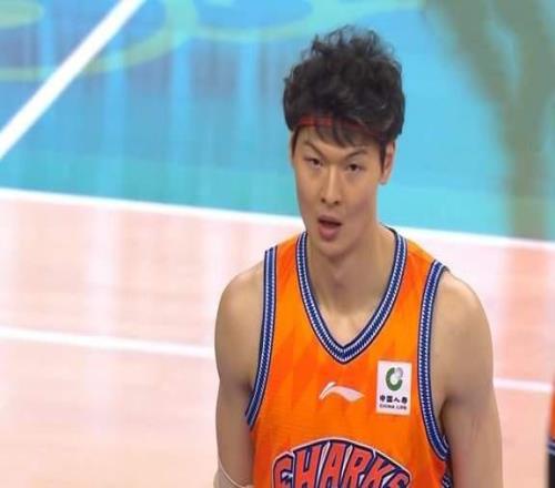 與山東會師，上海男籃賽季三殺廣東，洛夫頓31+11新星15分成奇兵