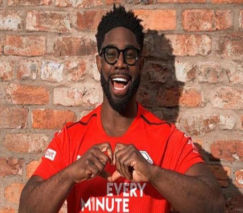 為心臟健康月做宣傳，理查茲、迪福等前英超球星做出愛心手勢